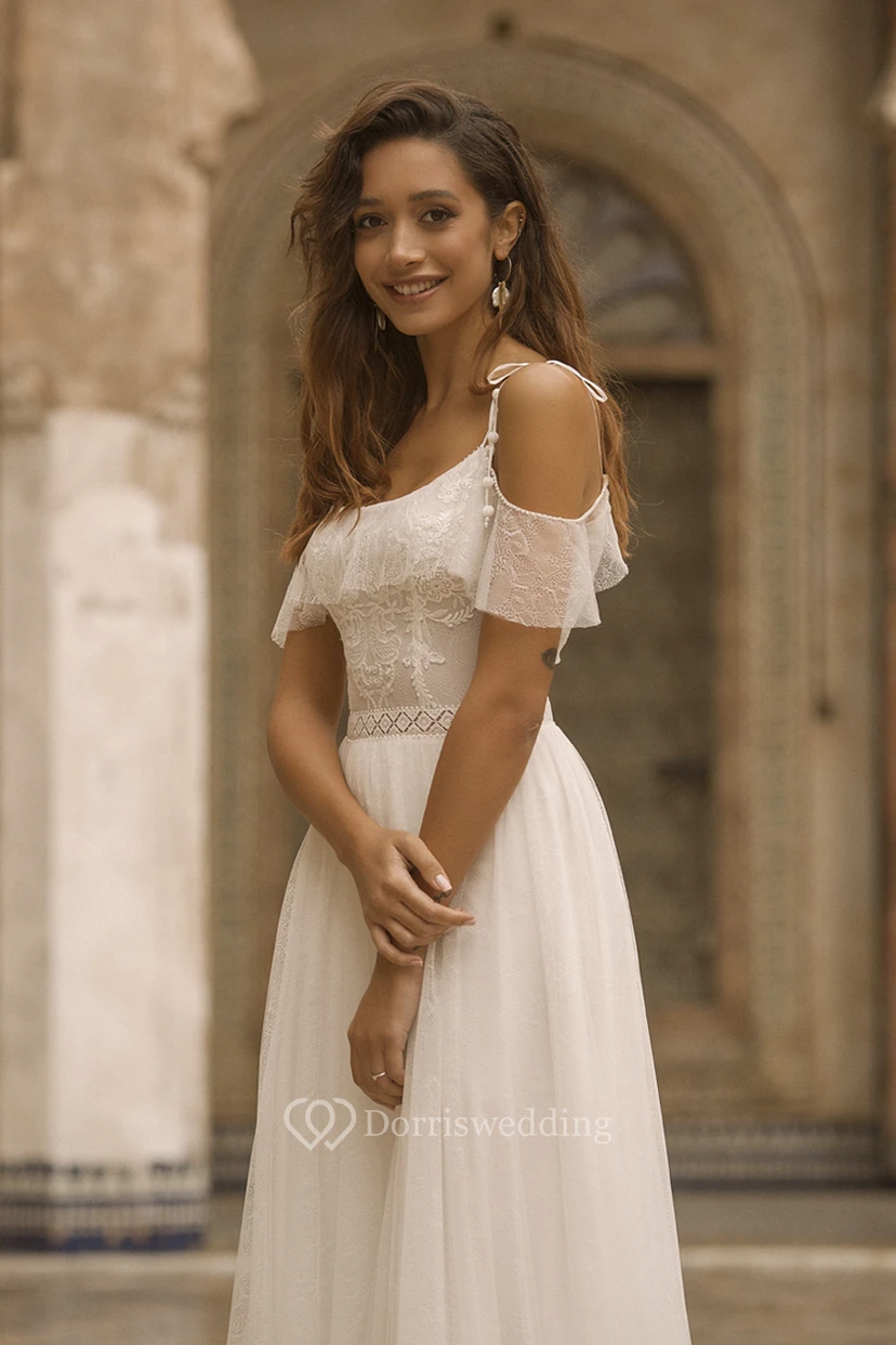 Robe de mariée en tulle adorable, à bretelles spaghetti et épaules dénudées, ornée de dentelle. view 3