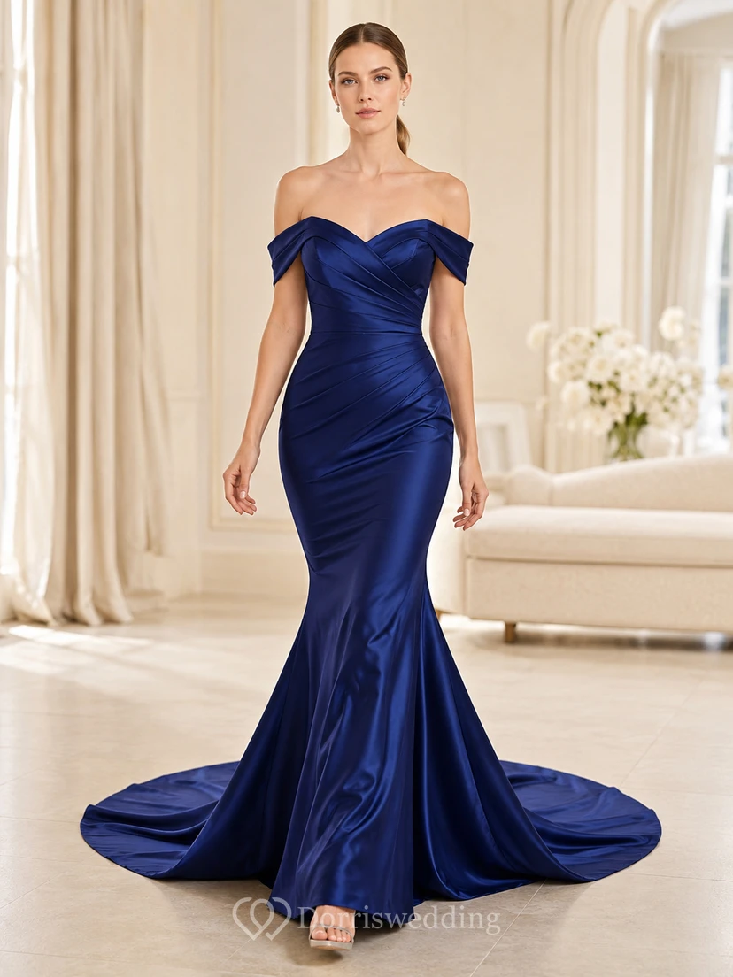 Robe de mariée sirène en satin bleu marine à épaules dénudées et froncée avec traîne chapelle
