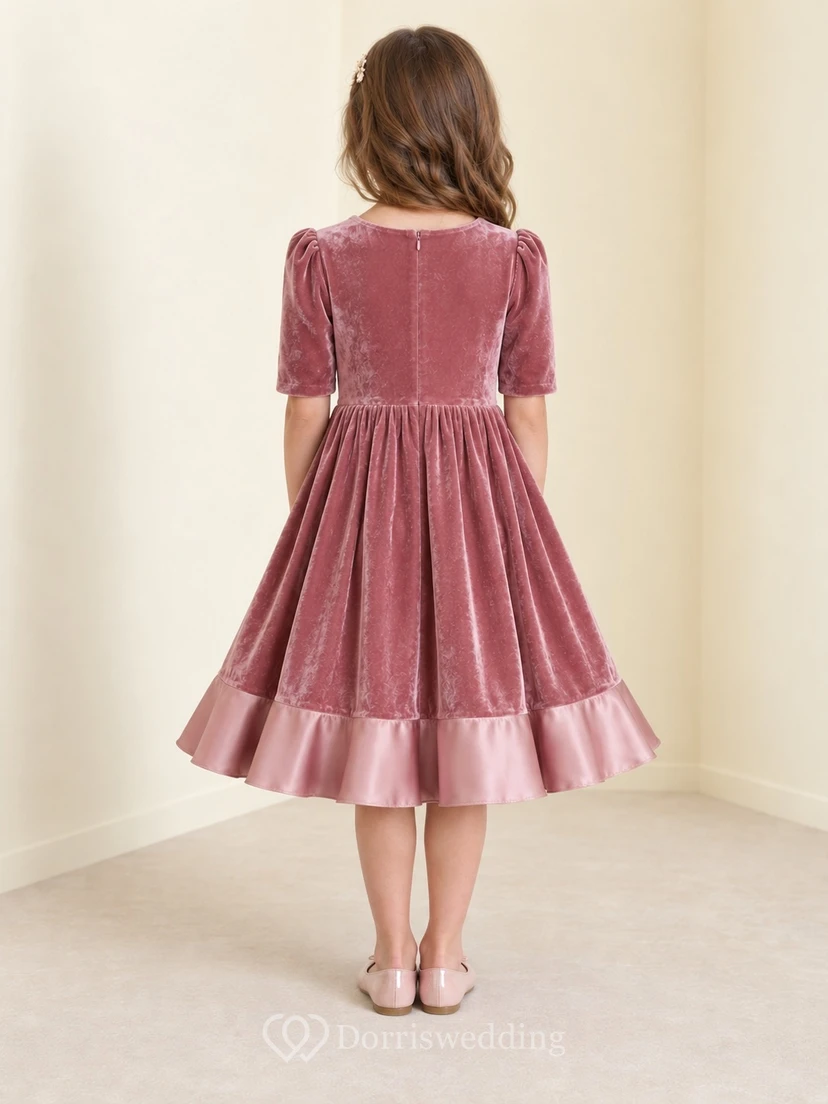Schlichtes, altrosafarbenes, teelanges, kompaktes Samtkleid mit Ellbogenärmeln und gewelltem Volant für Blumenmädchen