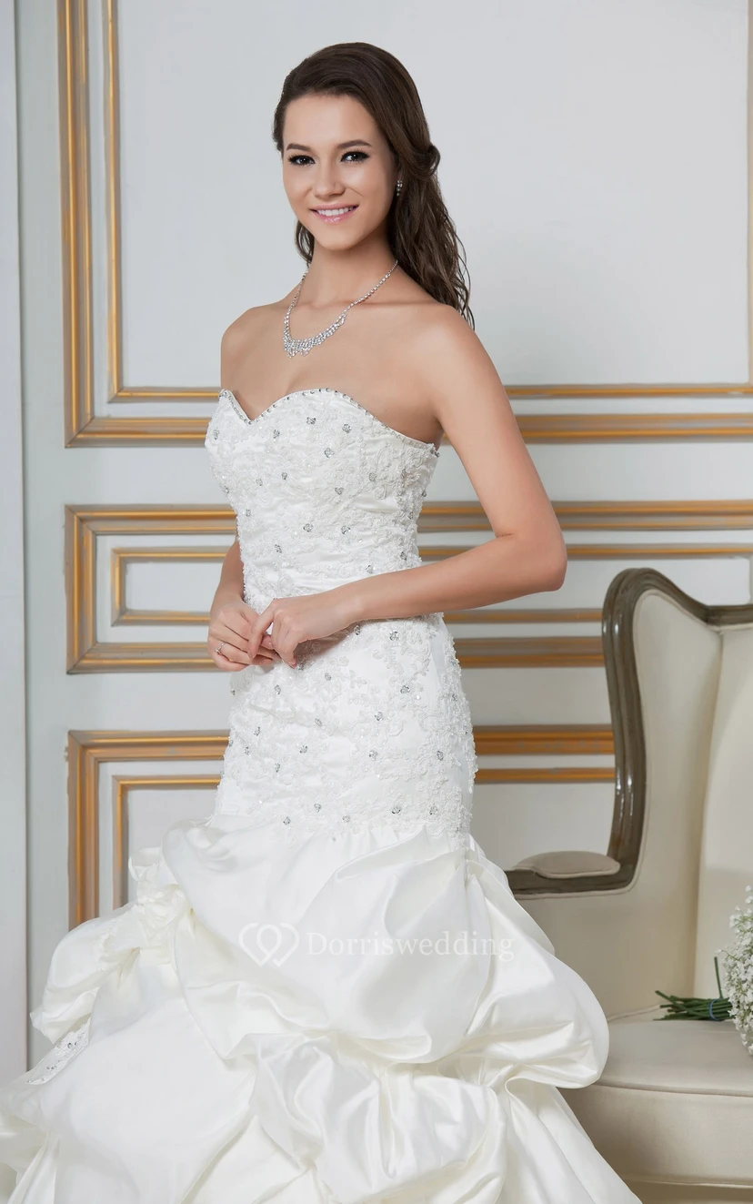 Elegantes, herzförmiges, appliziertes Kleid mit Raffung, Schmucksteinen und Korsettrücken view 4