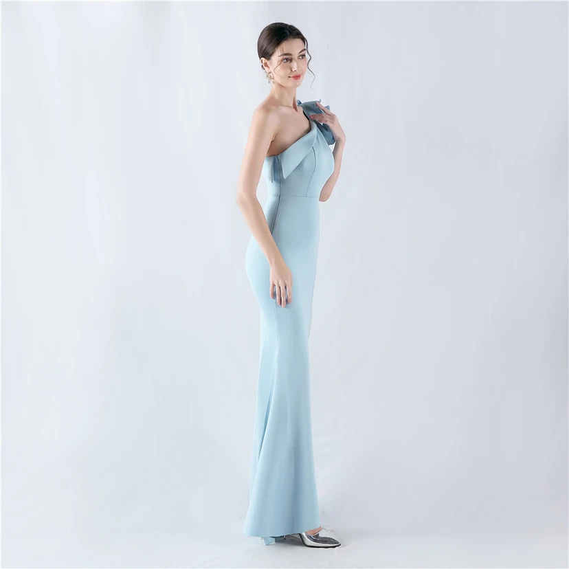 Vestido de noche con cuello oblicuo, hombros con estampado de hojas de loto, bordado artesanal y diamantes, ideal para la celebración de la reunión anual. view 4