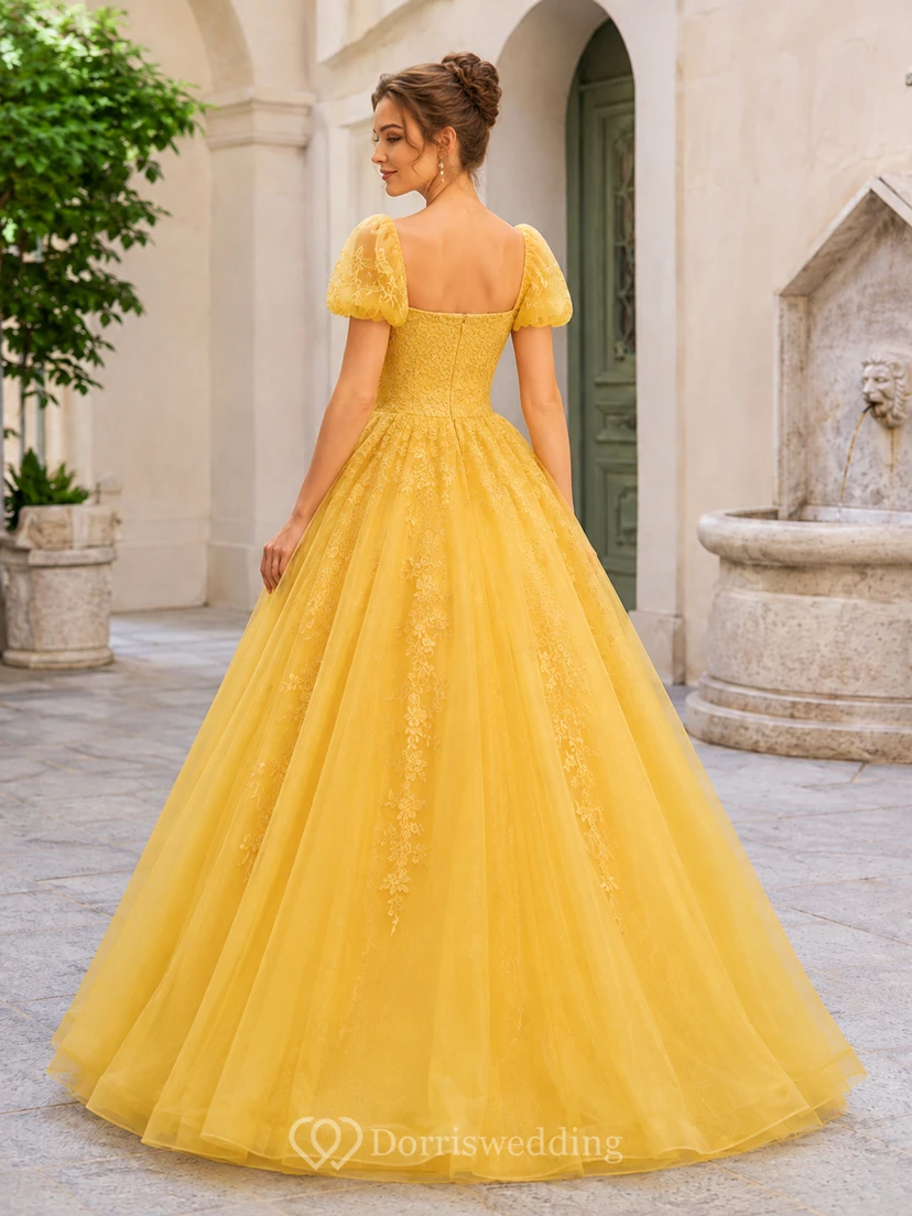 Vestido de fiesta de quinceañera largo hasta el suelo, de tul, con cuello cuadrado, mangas abullonadas y estampado floral amarillo. view 2