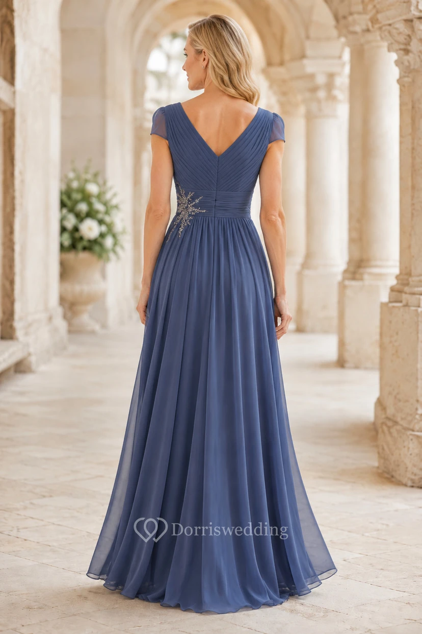 Vestido de gasa azul pizarra con mangas cortas, corte en A y cintura con cuentas, ideal para madres y eventos formales. view 2