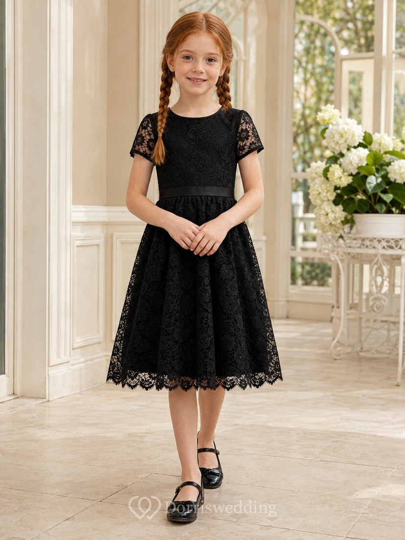 Vestido de niña de flores negro vintage de encaje con mangas cortas y fajín, corte A, largo hasta la rodilla.