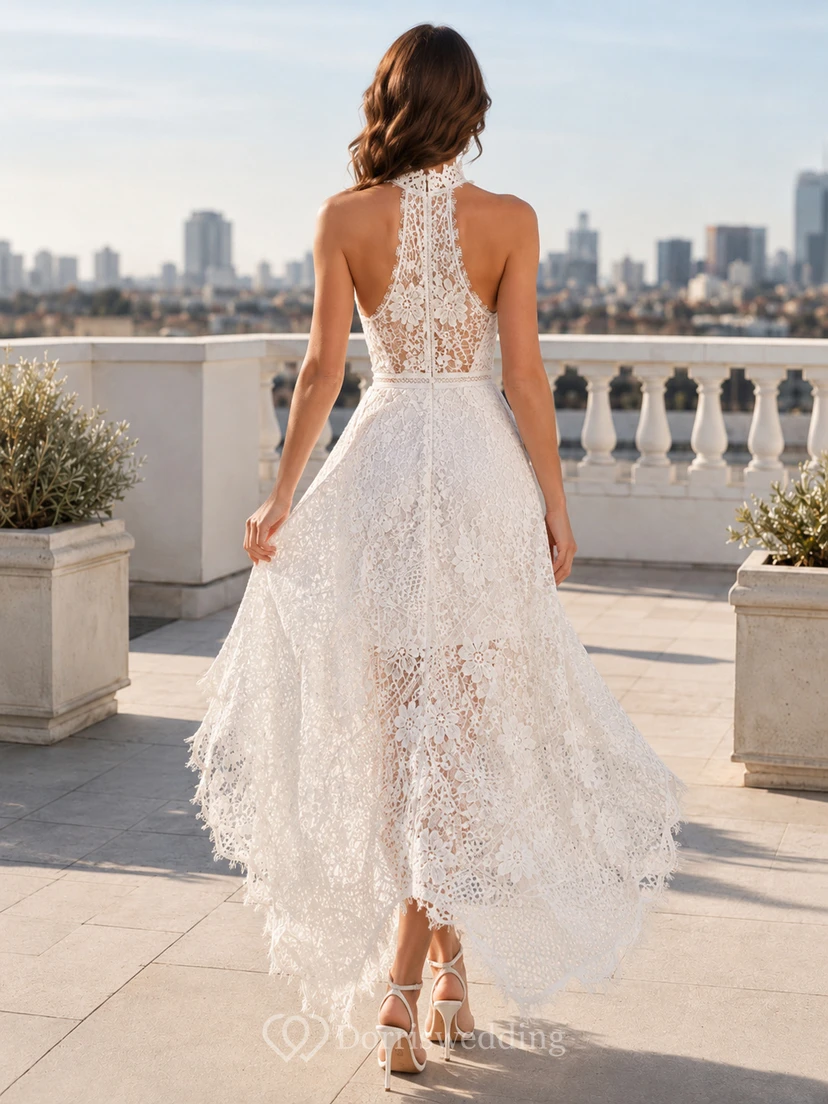 Robe de mariée de luxe en dentelle, coupe trapèze asymétrique, décolleté dos nu, sans manches, ornée de franges et de dentelle. view 2