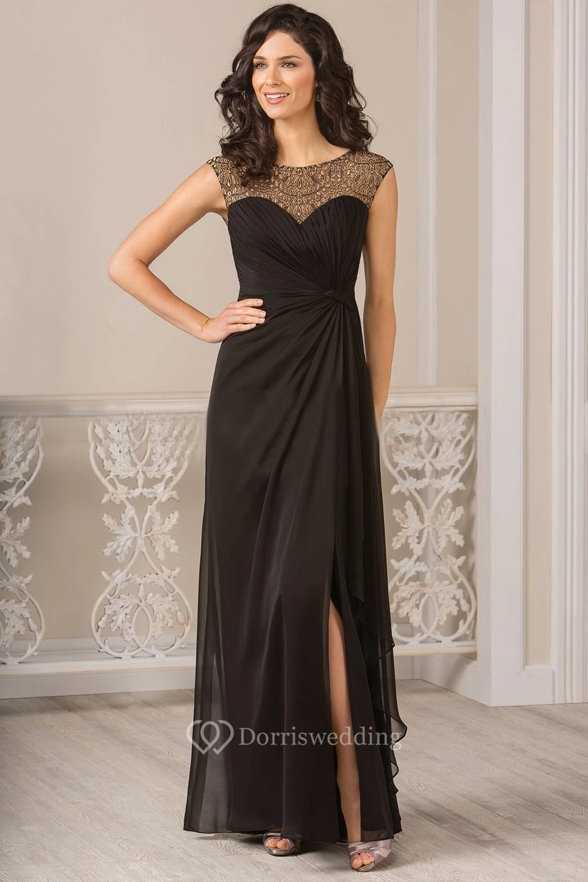 Langes Abendkleid mit kurzen Ärmeln, Rüschen und vorderem Schlitz