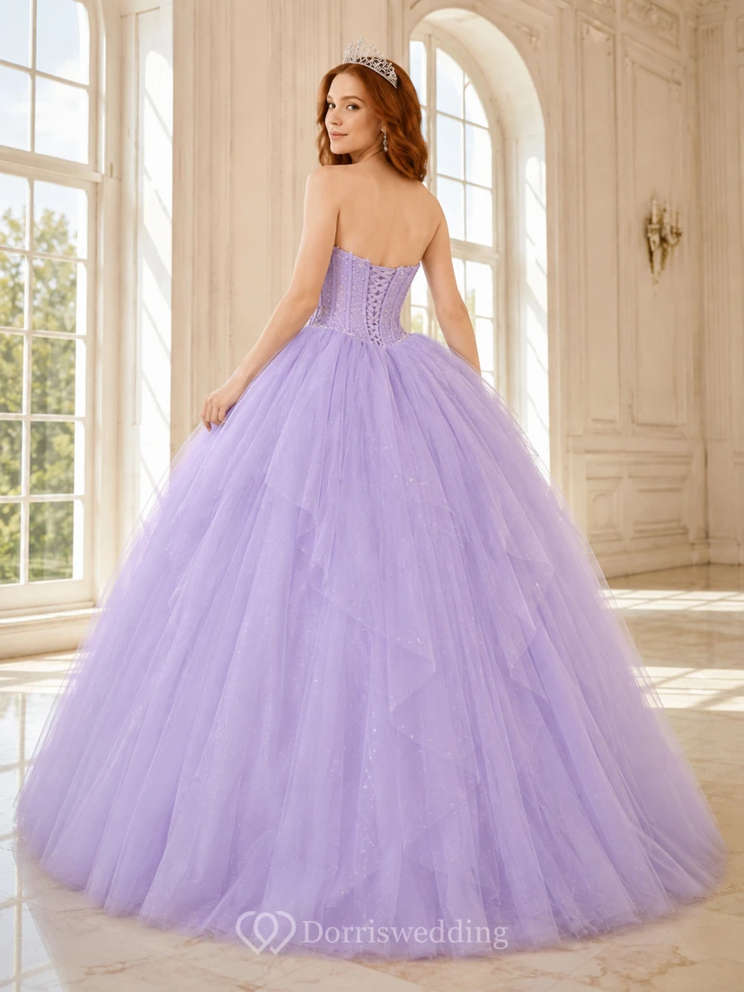 Robe de bal de princesse romantique lavande sans bretelles, décolleté cœur, ornée de perles et de tulle à volants, idéale pour une quinceañera. view 2