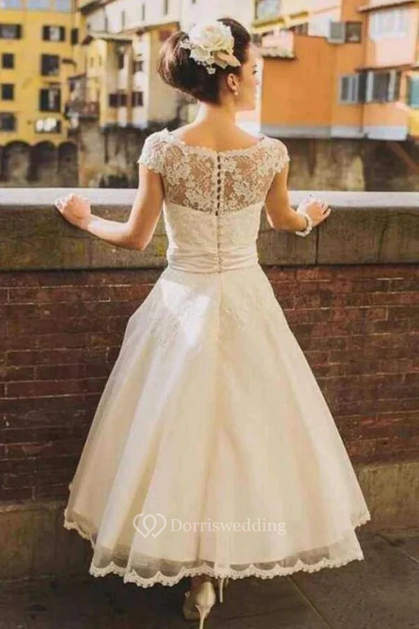Vintage-Hochzeitskleid mit Kappe, Teelänge und A-Linie, aus Spitze view 2
