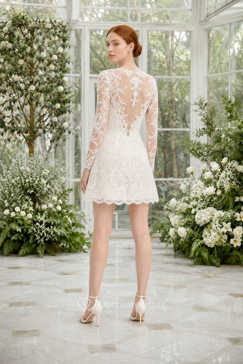 Robe de mariée courte en dentelle à col montant et manches longues view 2
