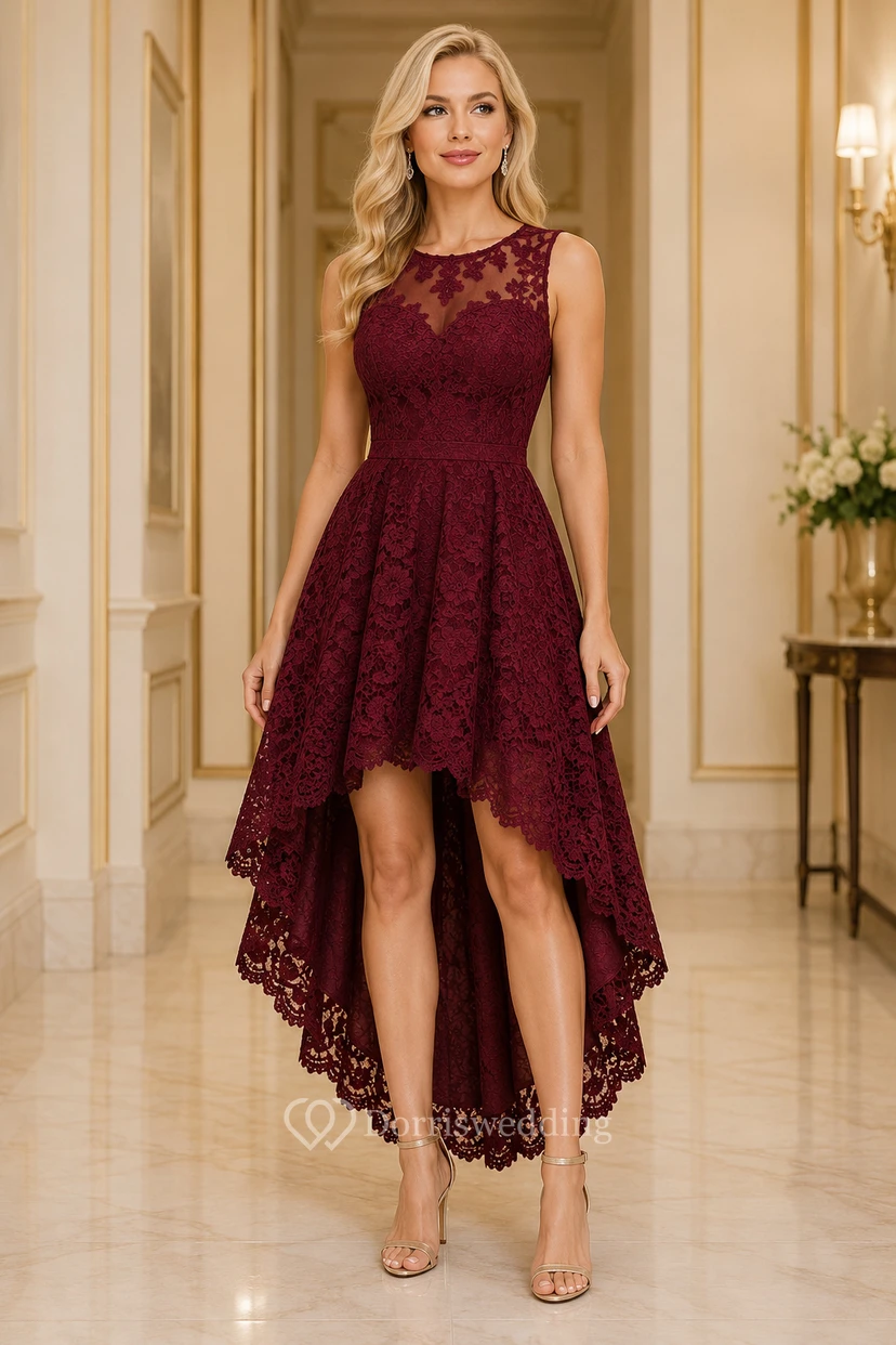 Robe de cocktail bordeaux en dentelle, coupe trapèze asymétrique, col bijou illusion et ourlet festonné