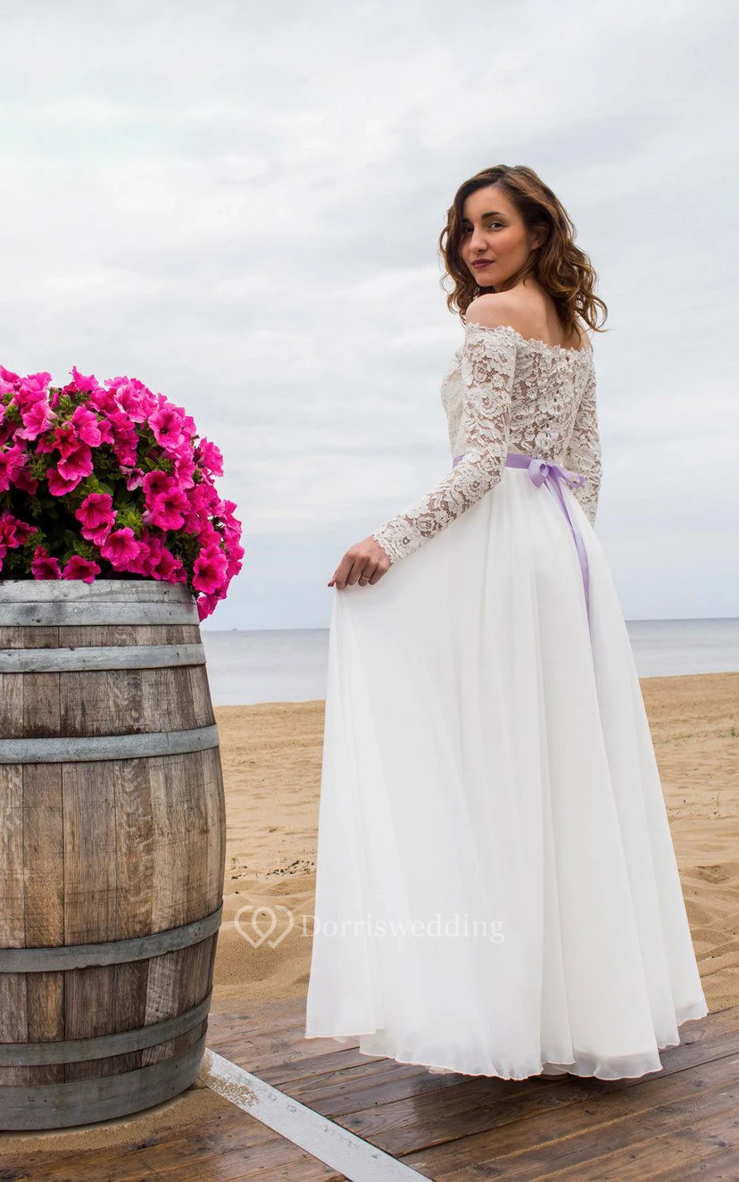 Schulterfreies, langärmeliges Spitzen- und Chiffonkleid mit Schleife view 4