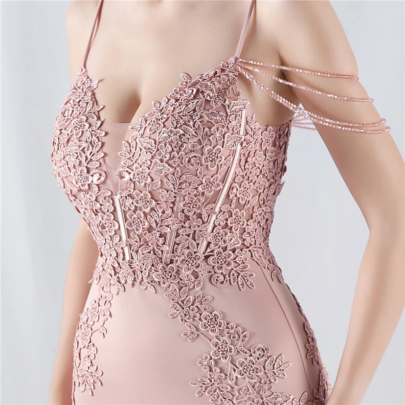 Robe de soirée à col montant en dentelle et perles, ornée d'un gilet à chevrons et d'un haut en dentelle. view 89