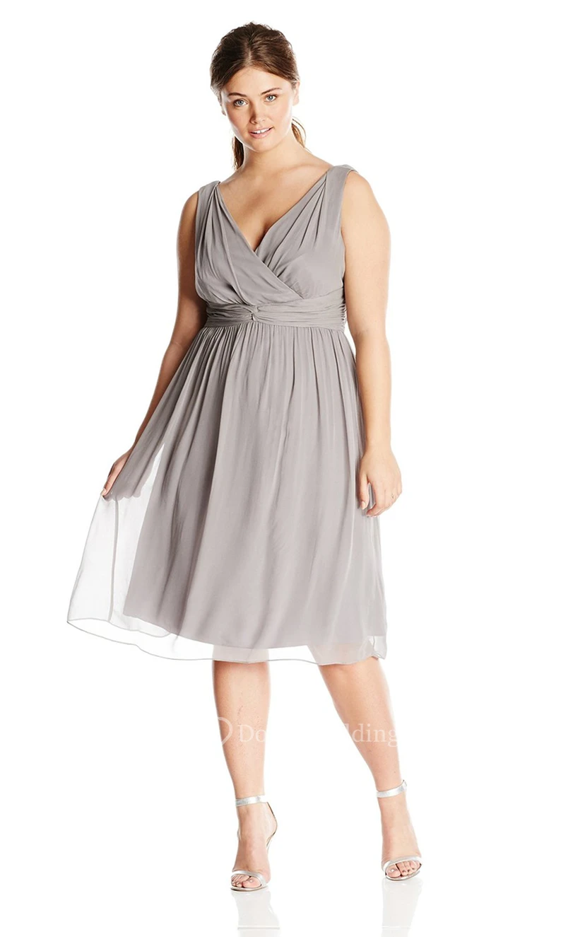 Knielanges Chiffonkleid mit V-Ausschnitt und baskischer Taille view 3