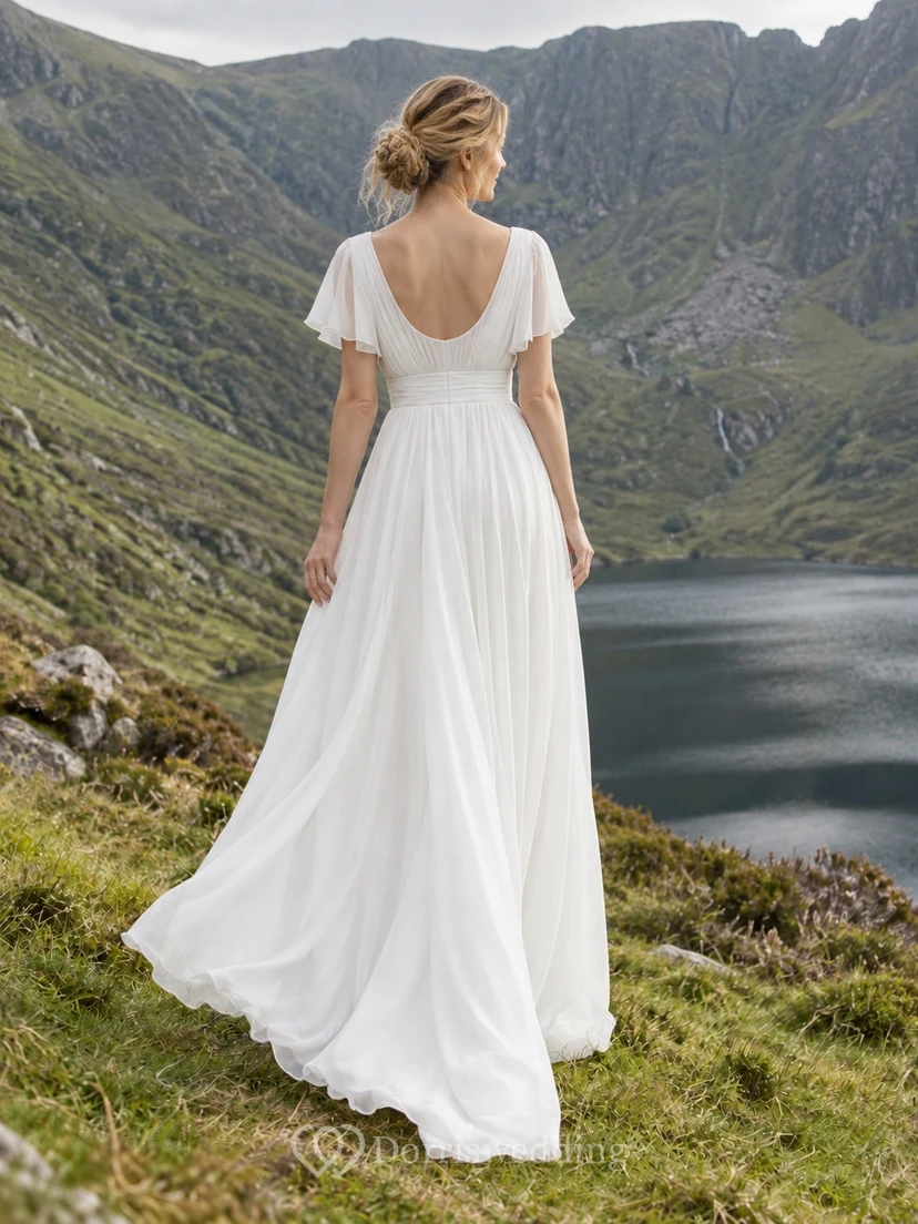 Vestido de novia sencillo de gasa con escote en V, corte en A, mangas cortas y cola fruncida. view 2