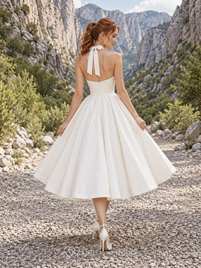 Vestido de novia sencillo de estilo vintage, largo hasta la rodilla, escote halter, escote corazón, sin mangas, de satén plisado y con espalda descubierta. view 2