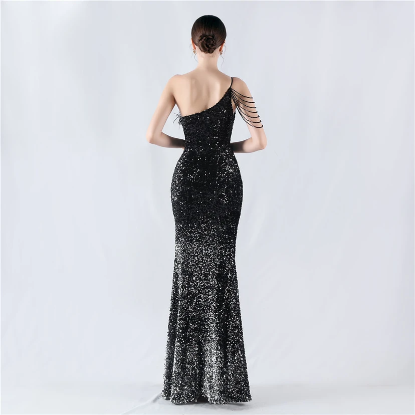 Robe de soirée longue à une épaule, ornée de plumes d'autruche, de perles et de sequins, avec col asymétrique et fente haute. view 26