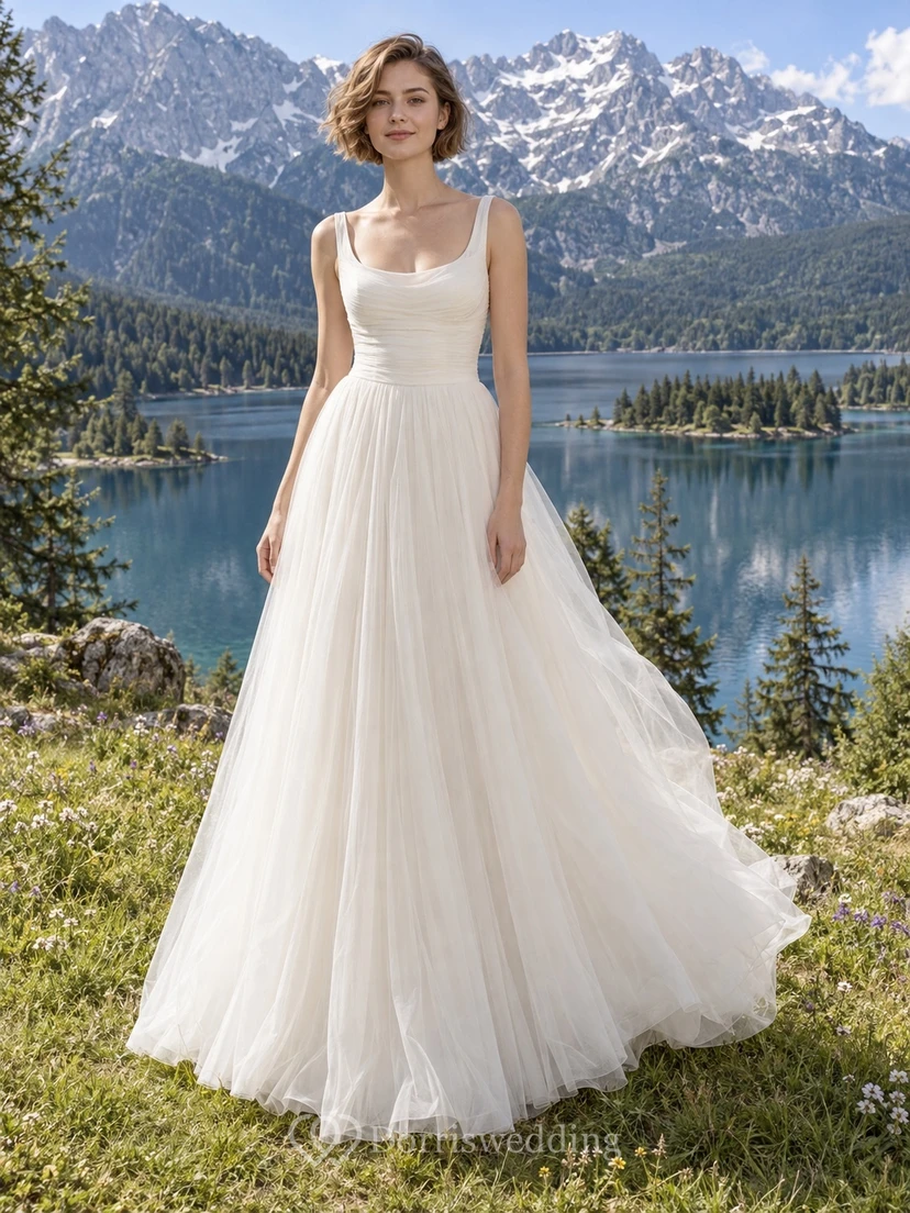 Vestido de novia sencillo de tul, corte en A, escote redondo, tirantes anchos, sin mangas, cola larga.