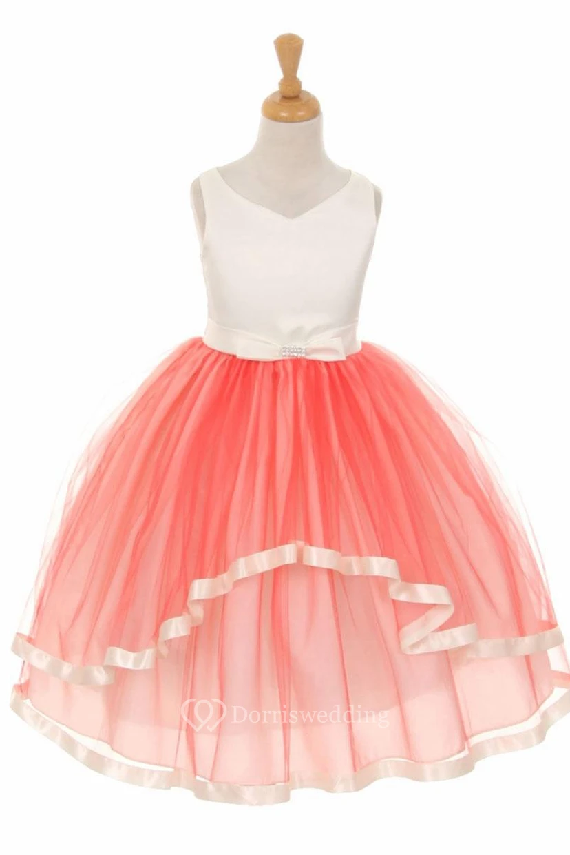 Teelanges, schulterfreies Blumenmädchenkleid aus Tüll und Satin mit Schärpe und Schleife