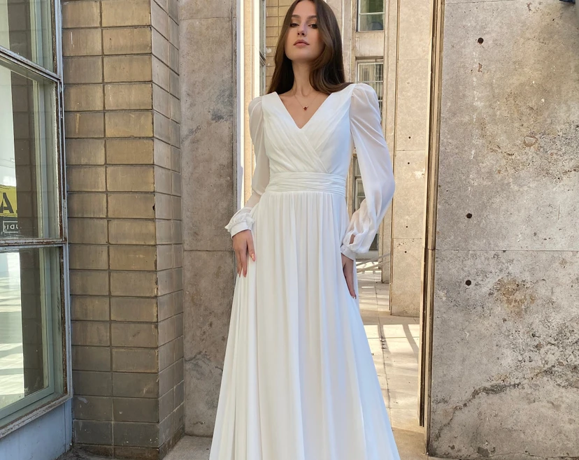 Einfaches Boho-Hochzeitskleid im Landhausstil mit V-Ausschnitt, langen Ärmeln und Raffungen aus Chiffon view 4