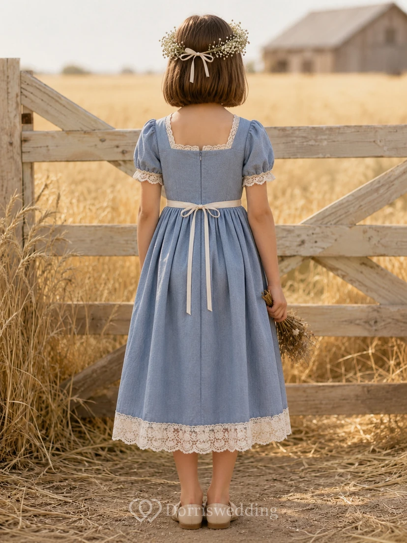 Robe champêtre vintage mi-longue en taffetas bleu acier, dentelle, manches bouffantes, col carré, coupe trapèze, style demoiselle d'honneur view 2