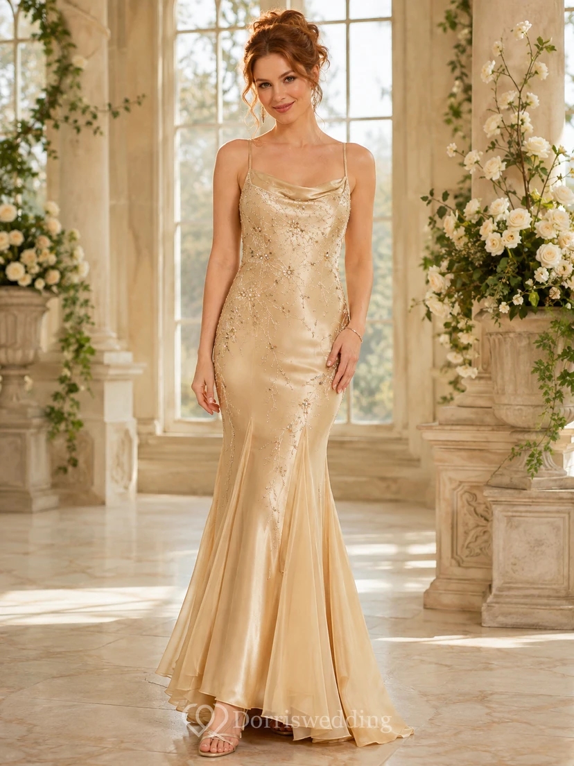 Vestido de fiesta largo de satén color champán con escote drapeado, tirantes finos y detalles de cuentas, corte sirena.
