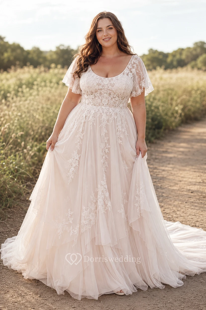 Robe de mariée grande taille à manches courtes, col en V, coupe trapèze en dentelle et traîne en tulle