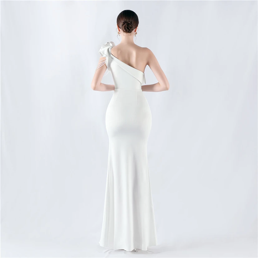 Vestido de noche con cuello oblicuo, hombros con estampado de hojas de loto, bordado artesanal y diamantes, ideal para la celebración de la reunión anual. view 55
