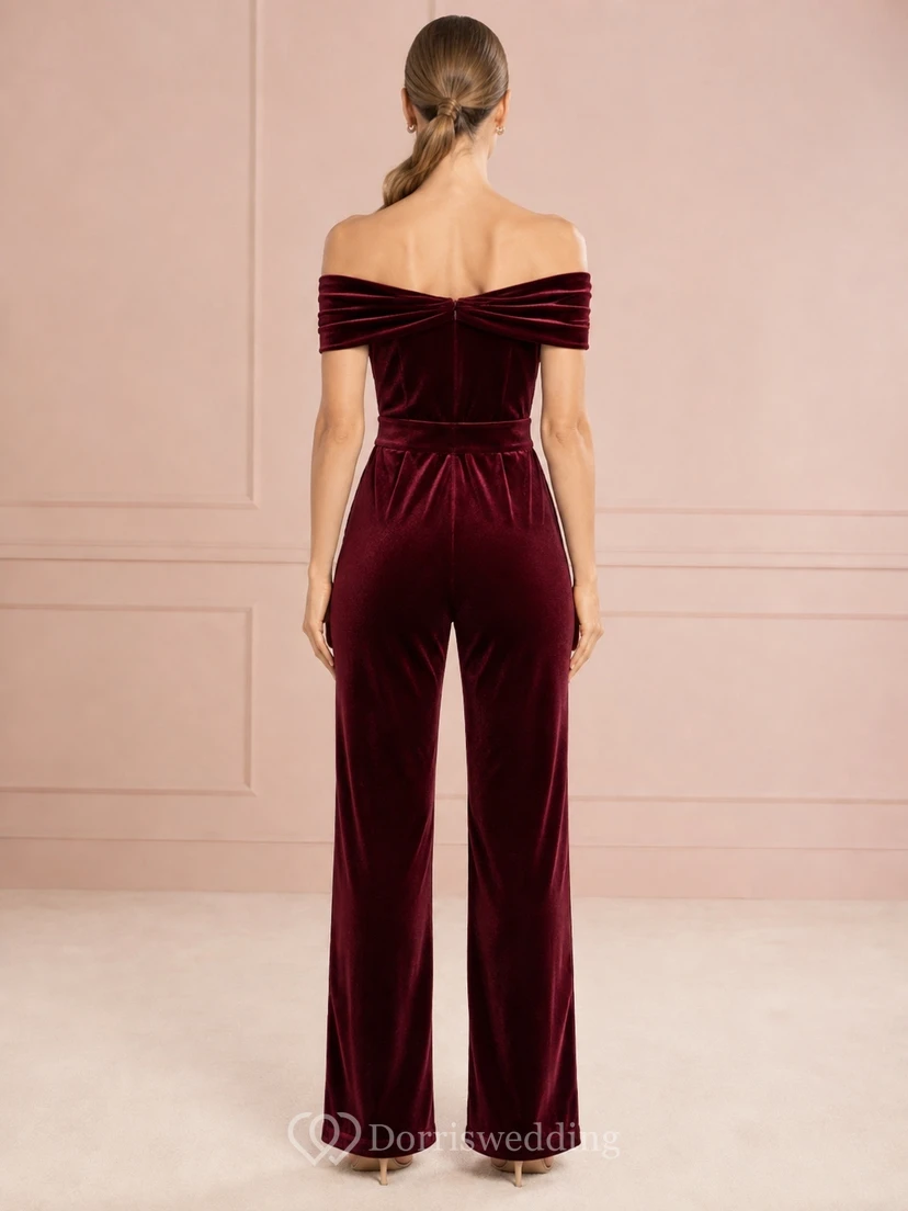 Burgunderfarbener Samt-Jumpsuit mit schulterfreiem Ausschnitt, gefaltetem Ausschnitt, betonter Taille, weitem Bein und formeller Silhouette view 2