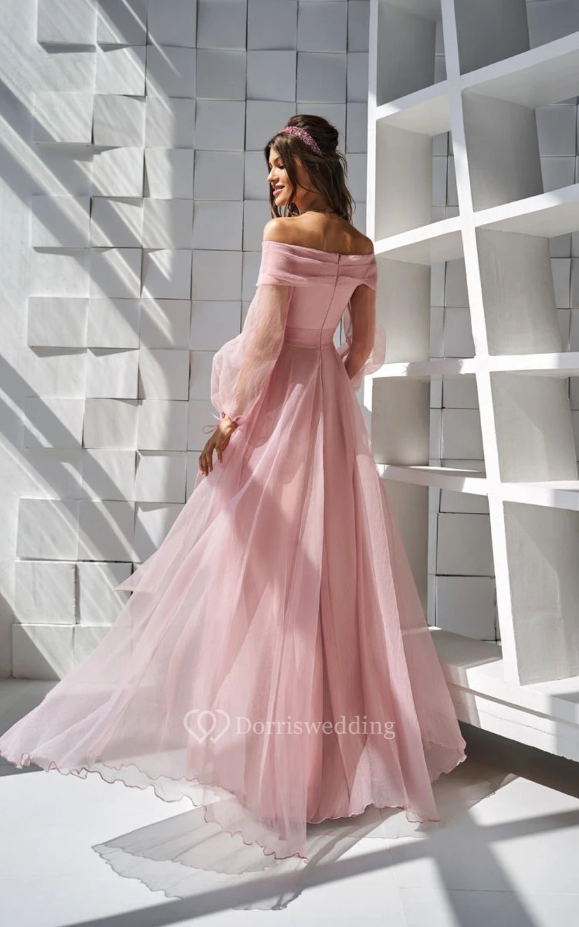 Vestido rosa palo de tul con escote Bardot, abertura frontal, mangas abullonadas y tirantes. view 2