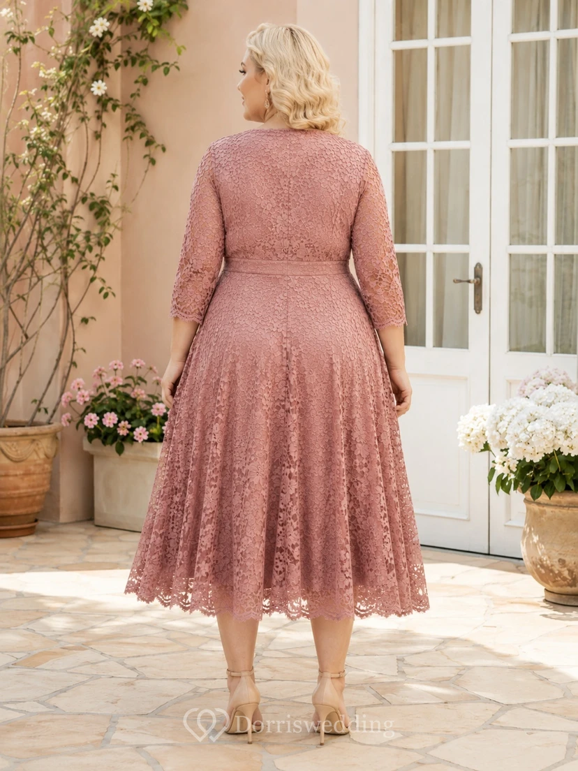Robe midi grande taille en dentelle florale rose poudré, col en V, manches trois-quarts, coupe trapèze view 2