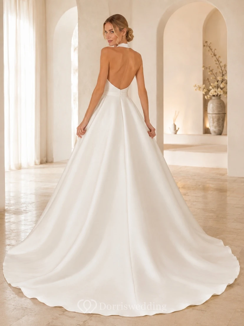 Vestido de novia sencillo de corte princesa con escote halter y cola lisa. view 2