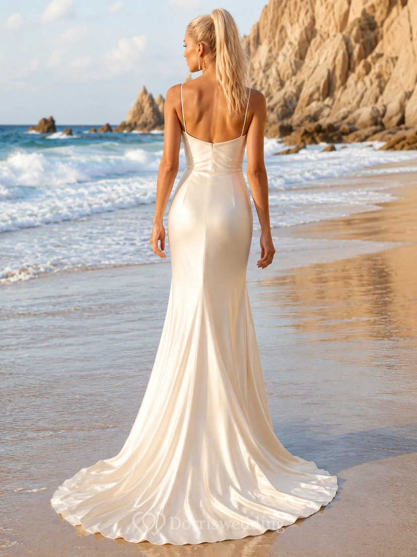 Robe de mariée élégante fourreau en satin à bretelles spaghetti, idéale pour une plage désertique. view 2
