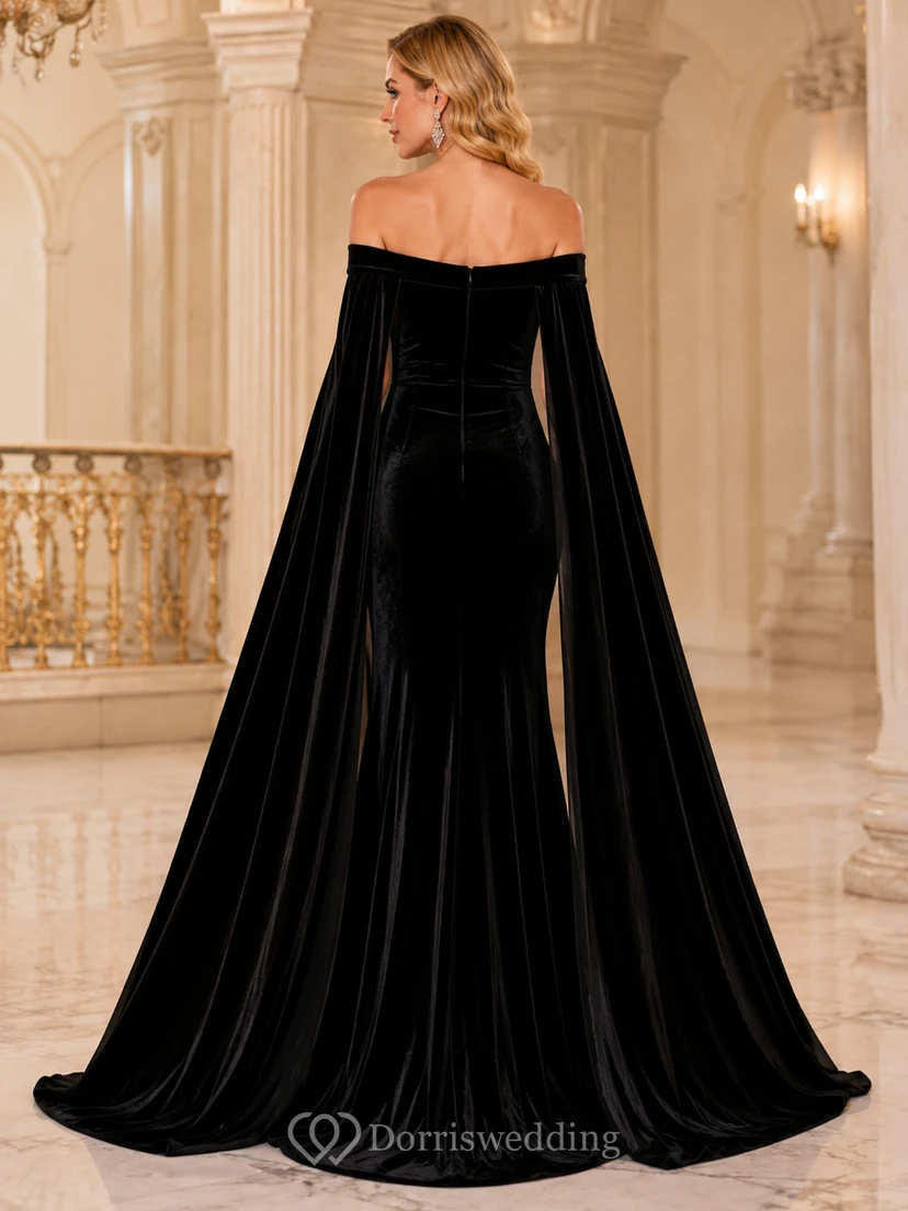 Vestido de fiesta formal de terciopelo negro con capa y hombros descubiertos. view 2