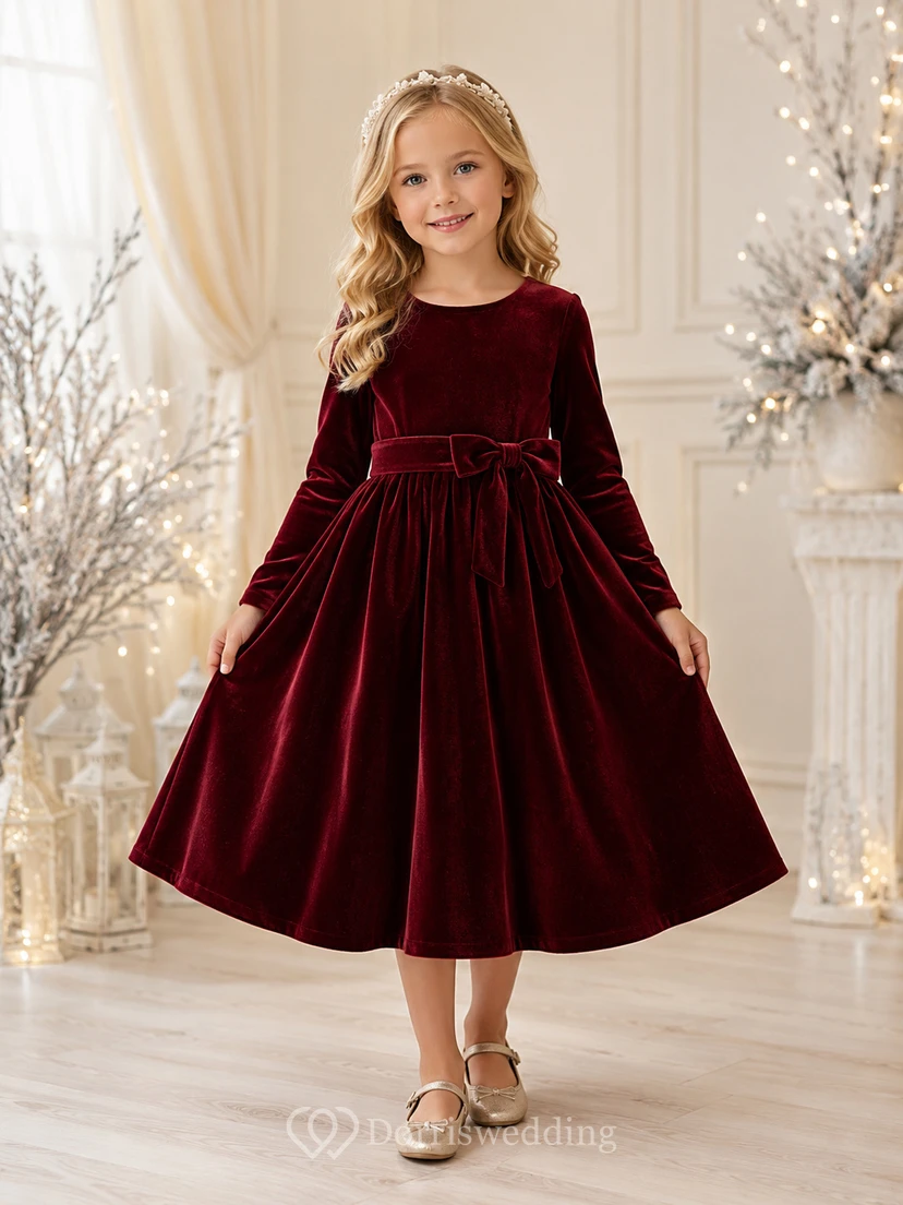 Robe vintage mi-longue trapèze en velours bordeaux à manches longues et col rond, idéale pour une demoiselle d'honneur.