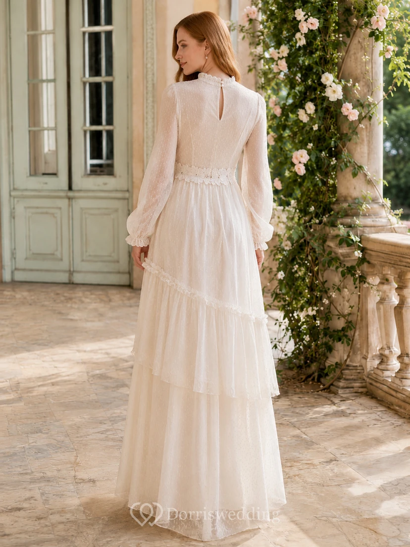 Robe de mariée trapèze à col montant, manches longues style poète et décolleté en V à volants view 2