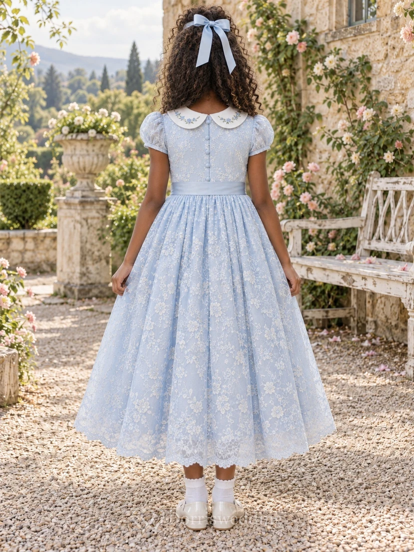 Vestido de niña de flores vintage azul con estampado floral, corte en A, encaje, mangas abullonadas, largo hasta los tobillos y cuello Peter Pan. view 2