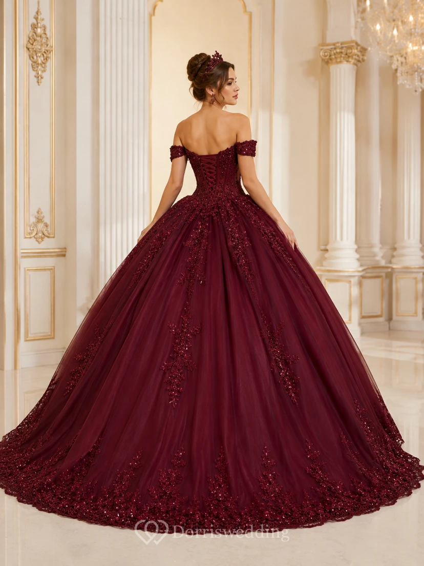 Elegante vestido de fiesta largo hasta el suelo de encaje y tul color borgoña con escote corazón y hombros descubiertos, ideal para quinceañeras o fiestas de graduación. view 2