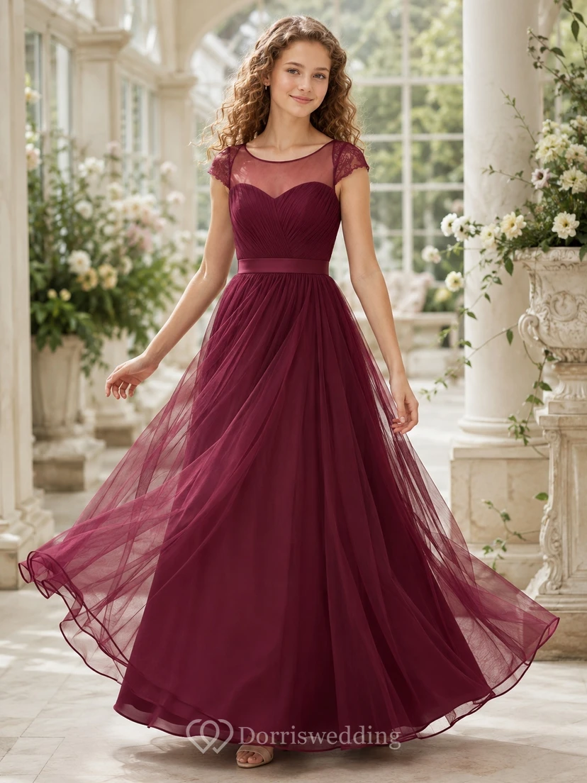 Vestido de dama de honor juvenil color burdeos, corte en A, escote corazón, manga corta, fruncido, estilo romántico.