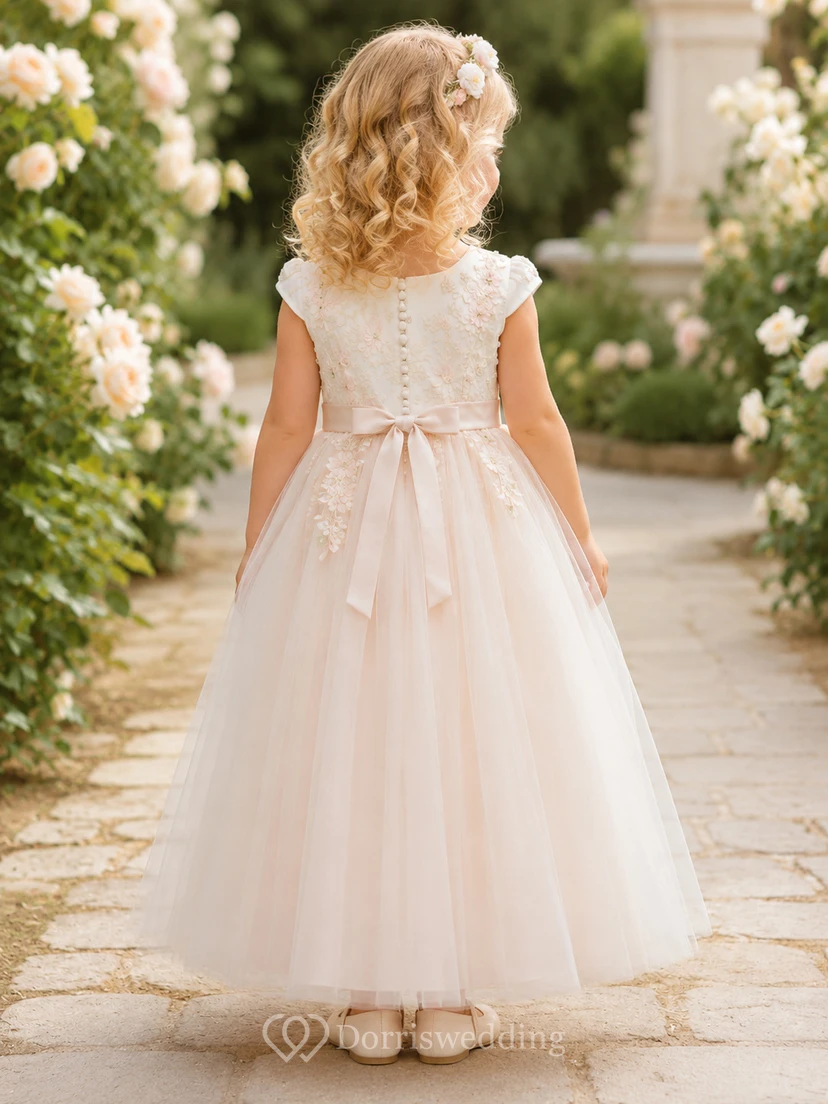 Robe de demoiselle d'honneur en dentelle rose poudré et tulle, coupe trapèze, manches courtes, col rond, longueur thé view 2
