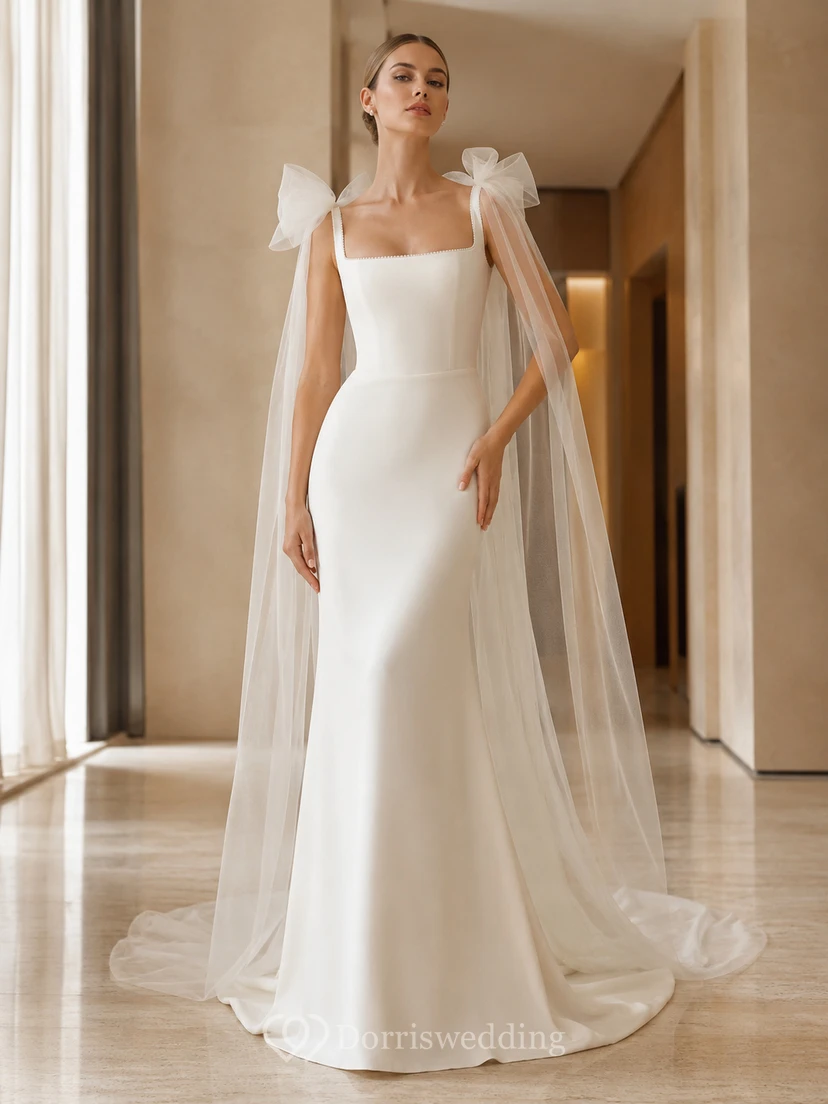 Robe de mariée moderne en satin fourreau à traîne courte et cape carrée