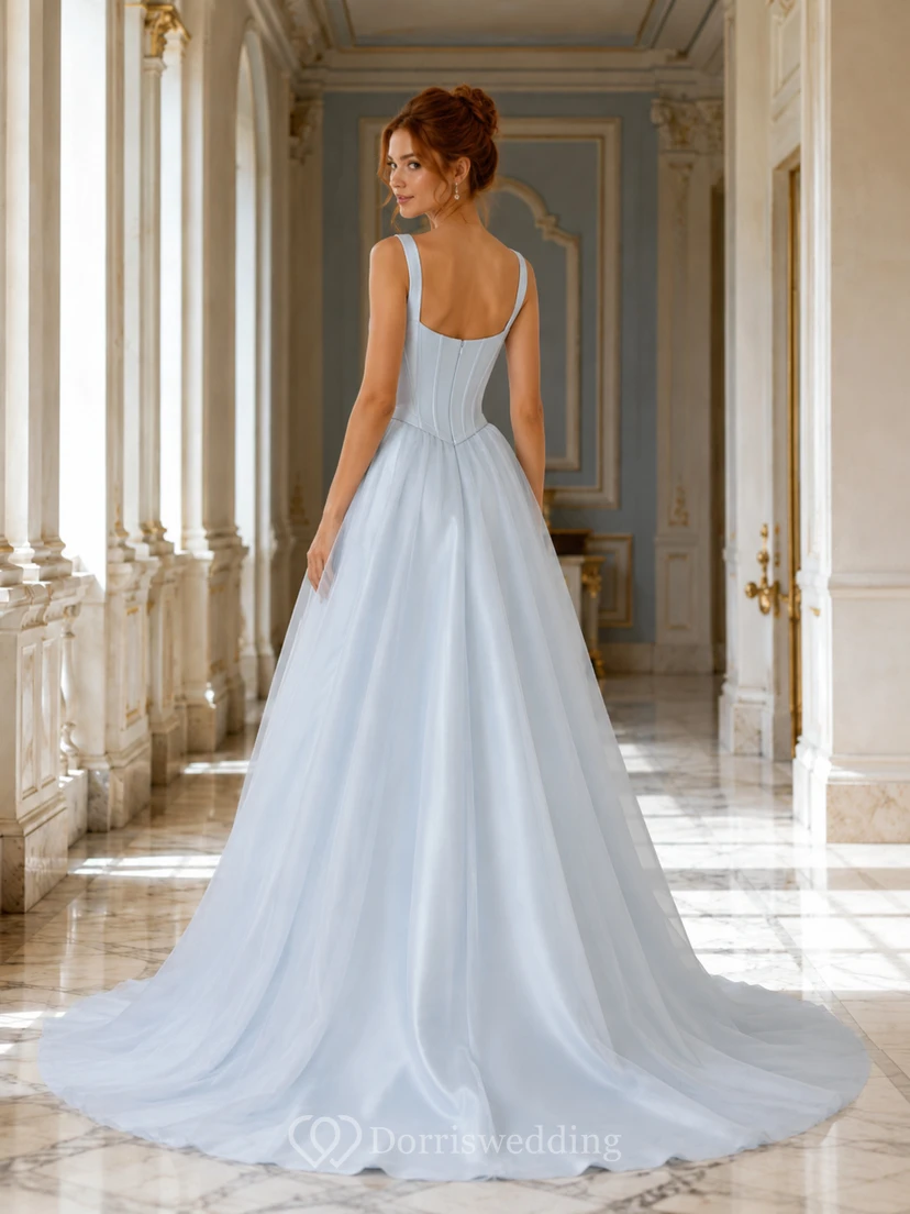 Robe de mariée bleu ciel en satin, col carré et corset, coupe trapèze view 2