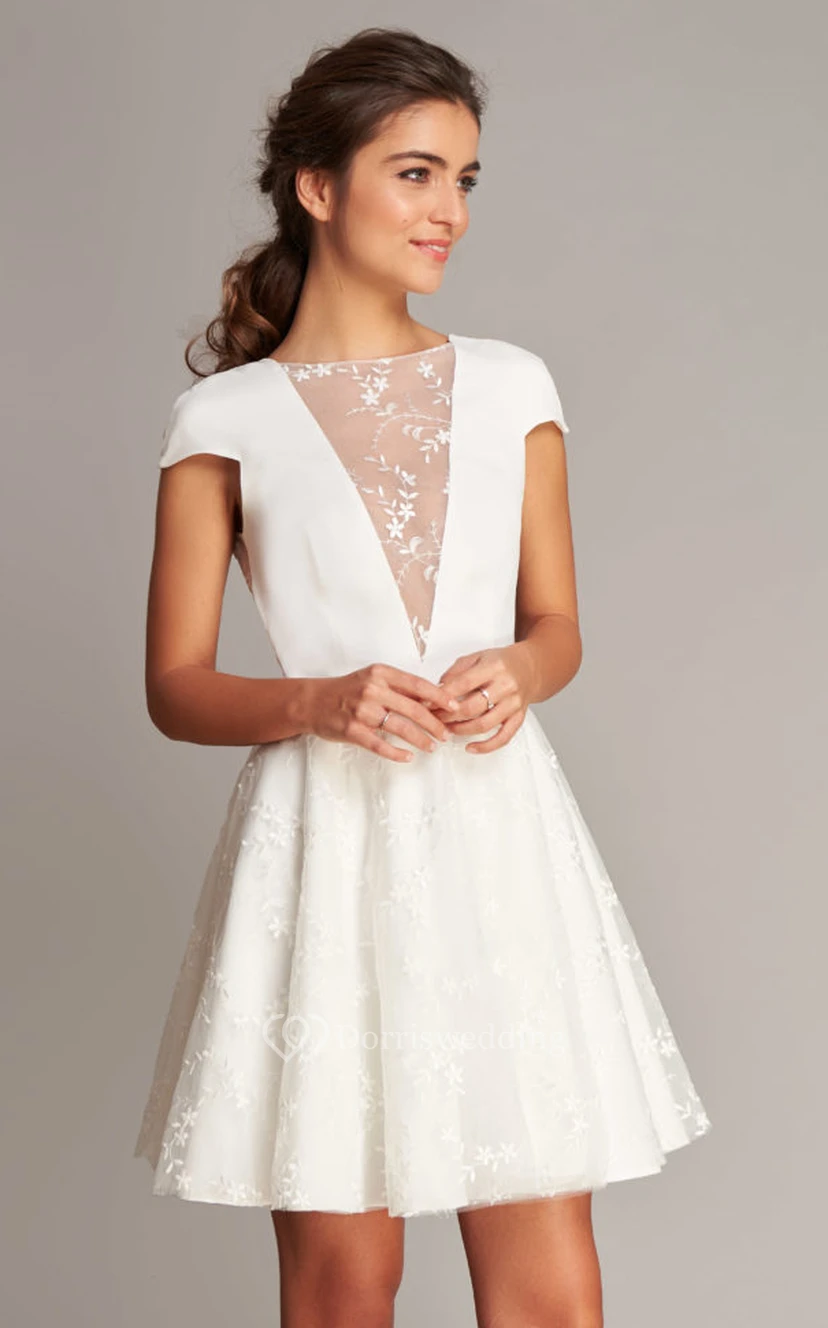 Robe de mariée courte en satin et dentelle, coupe trapèze, manches courtes et dos en V, style décontracté.