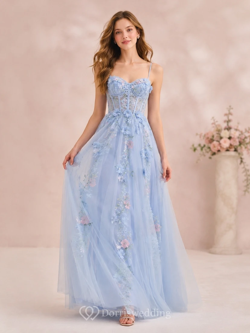 Vestido de gala azul cielo sin tirantes, sin mangas, de tul floral