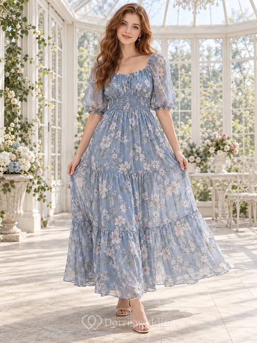 Vestido de invitada azul cielo con estampado floral, corte en A, escote cuadrado y mangas abullonadas, largo hasta la rodilla.