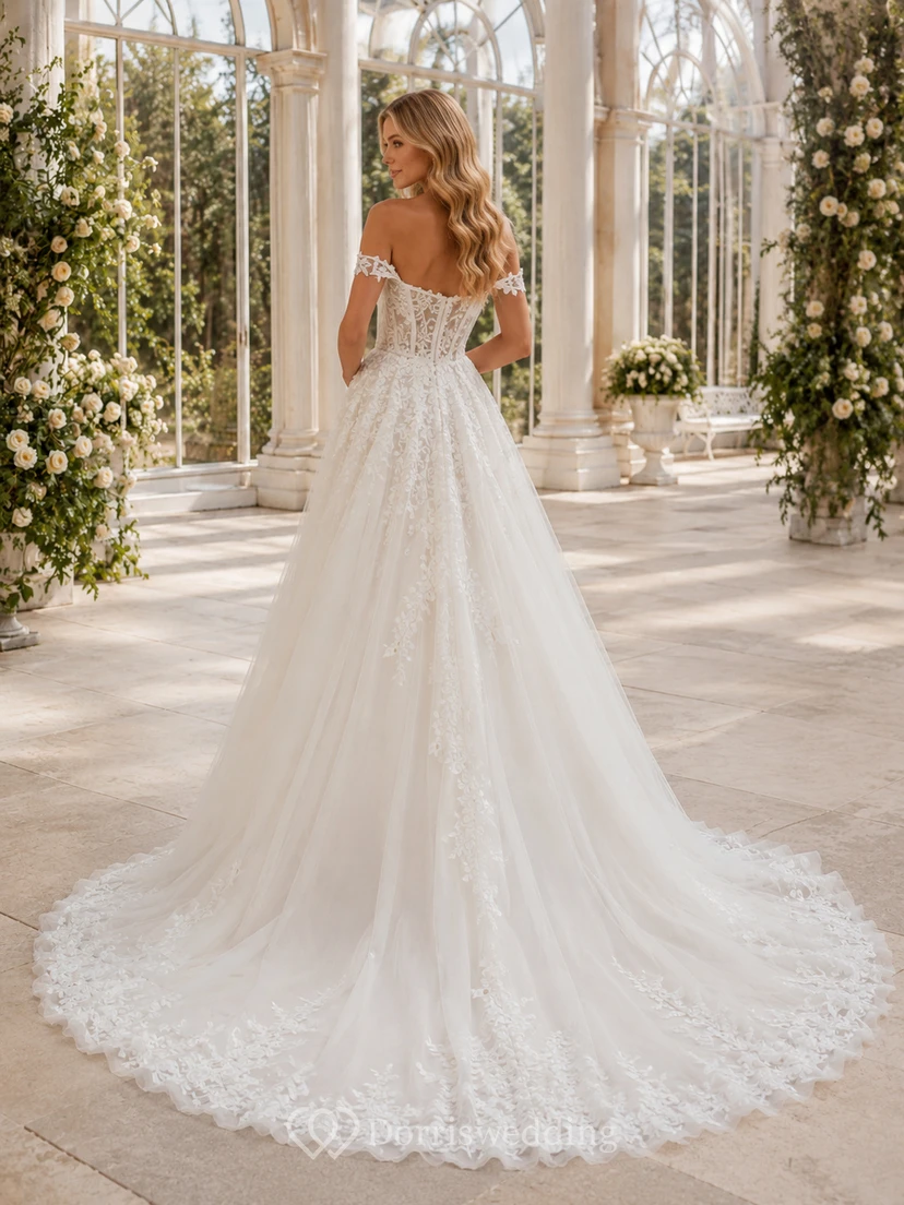 Robe de mariée Gallery Bridal en dentelle et tulle classique, bustier cœur, sans manches, coupe trapèze, traîne chapelle, applications florales view 2
