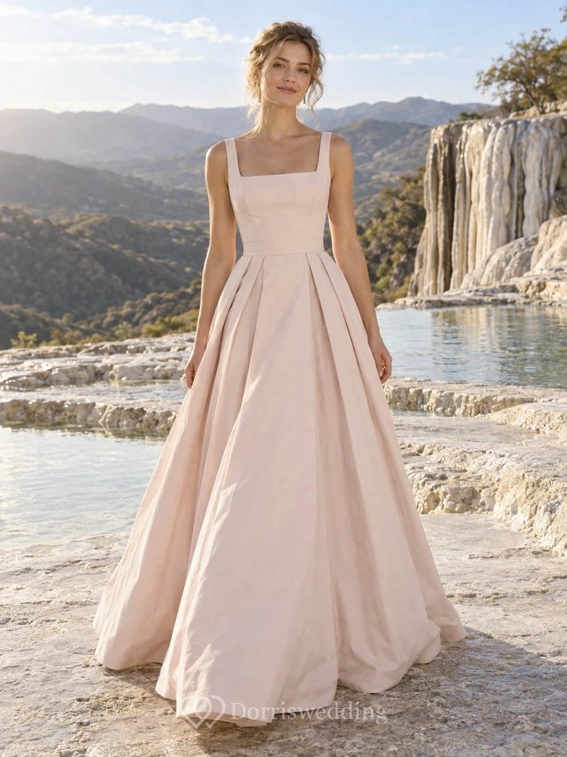 Vestido de novia sencillo de popelina de algodón color rosa empolvado con escote cuadrado y falda plisada de corte A sin mangas.