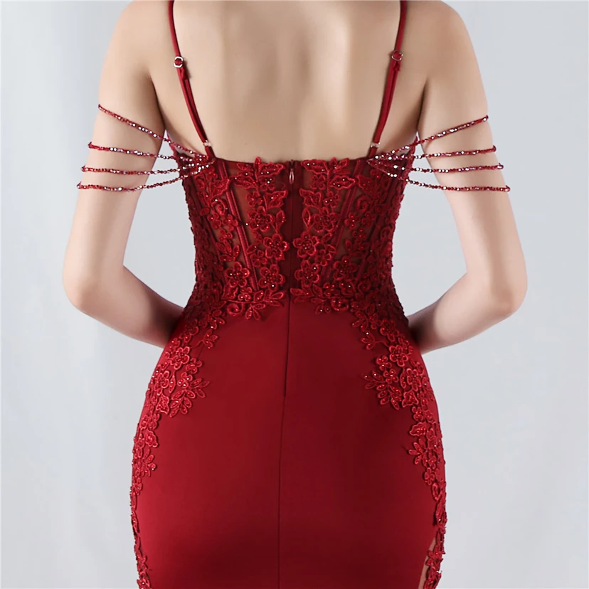 Robe de soirée à col montant en dentelle et perles, ornée d'un gilet à chevrons et d'un haut en dentelle. view 17