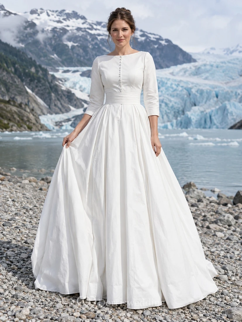 Vestido de novia sencillo de popelina de algodón con escote barco, mangas tres cuartos y botones, corte en A, largo hasta el suelo.