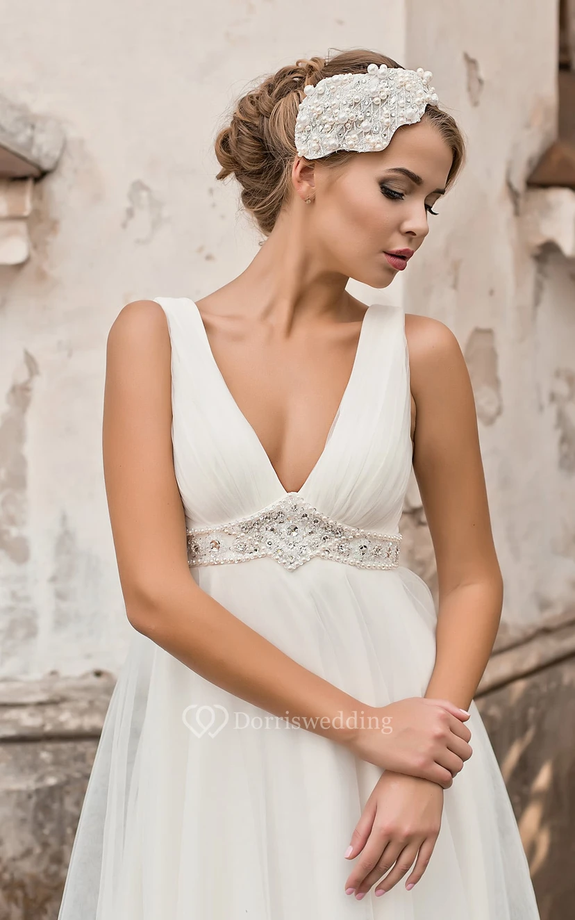 Robe de mariée simple en mousseline de soie, coupe empire, col en V, ornée de perles et de plis view 2
