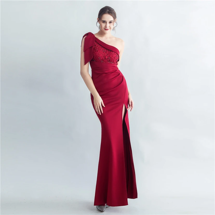 Elegantes Abendkleid aus Spitze mit Strassbesatz, Perlenverzierungen, schräger Schulterpartie, römischem Kragen und Seitenschlitz view 30